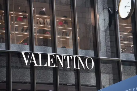 Kering semnează un acord de licențiere pentru dezvoltarea liniei de ochelari Valentino