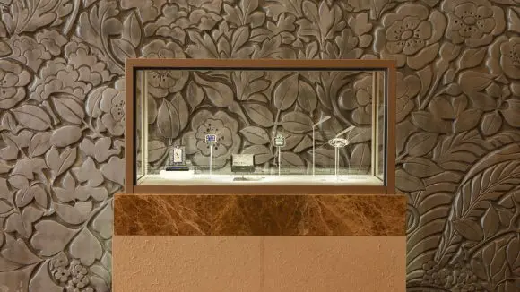 Van Cleef & Arpels celebrează moștenirea Art Deco cu o expoziție în Tokyo