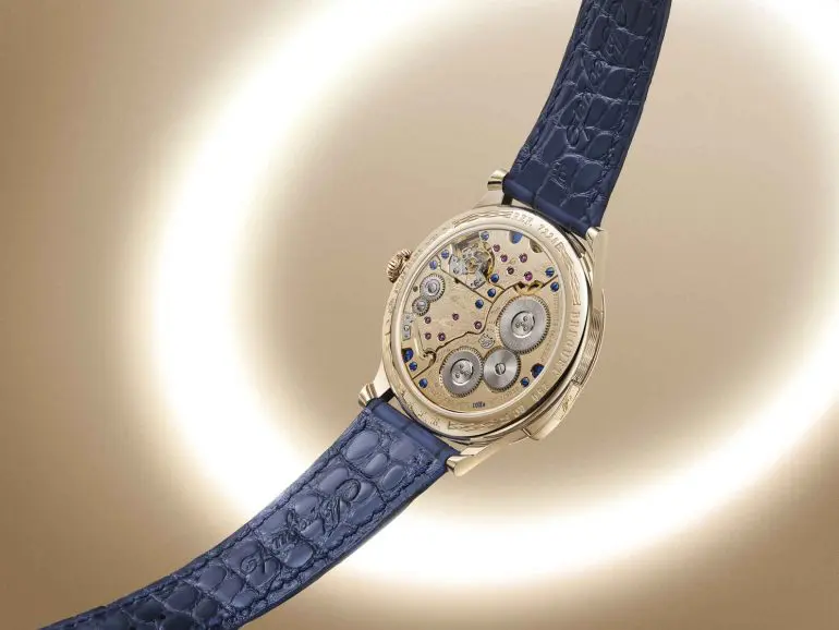 În 1802, Abraham-Louis Breguet a întreprins construcția unei serii de cinci ceasuri care aveau mai multe dispozitive concepute pentru a îmbunătăți precizia, în special un tourbillon asociat cu eșapamentul natural. Aceste creații au reprezentat apogeul a ceea ce maestrul ceasornicar putea oferi clienților săi în materie de măsurare a timpului. Astăzi, ca parte a sărbătoririi a 250 de ani, Manufacture Breguet continuă această tradiție anunțând Classique 7225, echipat cu un balansier cu pivot magnetic și un eșapament de înaltă frecvență (10 Hz). Căutarea supremă a preciziei nu este rezultatul unei singure abordări, ci mai degrabă a mai multor dispozitive combinate, așa cum a înțeles A.-L. Breguet. Marele ceasornicar însuși a efectuat numeroase experimente, de la parametri pur mecanici – viteze de rotație, frecvențe, tipuri de eșapament – până la aspecte mai transversale, cum ar fi materialele și lubrifianții utilizați. 

În retrospectivă, este clar că anumite progrese s-au dovedit decisive și au rezistat de-a lungul secolelor. Acesta este, în mod firesc, cazul turbillonului brevetat de Breguet în 1801, precum și al mecanismului cu lanț și fusee cu forță constantă care echipează acum modelul emblematic al colecției Tradition.  

Cu toate acestea, foarte puține dezvoltări s-au concentrat pe frecvența înaltă, în ciuda faptului că aceasta permite o precizie mai mare și o recuperare rapidă după anomalii de evaluare. Pe de o parte, acest lucru se datorează faptului că însuși principiul ceasului de buzunar (întotdeauna în aceeași poziție, aproape imun la mișcări perturbatoare) nu impunea acest lucru. Pe de altă parte, aceasta rezultă din faptul că mijloacele tehnice disponibile la sfârșitul secolului al XVIII-lea nu permiteau încă progresul în această direcție, deoarece premisele pentru obținerea unor frecvențe mai înalte (un mecanism de eșapament mai fiabil și o rezervă de putere suficientă) nu fuseseră încă îndeplinite. Primul ceas de înaltă frecvență a apărut astfel pe un ceas de mână Breguet în 2008. 

Astăzi, componentele esențiale ale ceasurilor sunt perfect stăpânite în ceea ce privește procesele de producție, finisarea, lubrifierea și controlul calității. Puterea și fiabilitatea disponibile ale sistemelor au atins un nivel acesta încât rezervele de putere durează acum câteva zile. Prin urmare, Classique 7225 preia torța purtată de A.-L. Breguet și pornește din nou să cucerească vârful preciziei prin intermediul „pantei” de înaltă frecvență sau unghiului. 

Manufactura Breguet lucrează la acest subiect încă de la mijlocul anilor 2000, iar pe 9 noiembrie 2010 a fost depus un brevet pentru pivotul magnetic. Reflectând adevăratul spirit Breguet, principiul său este deosebit de îndrăzneț: să urmărească stăpânirea inamicului jurat până acum al mecanismului - magnetismul - chiar în inima sa. 

Odată disprețuit pentru tendința sa de a perturba buna funcționare a organului de reglare a unui calibru, magnetismul este acum valorificat și limitat la un scop util. Scopul este de a menține un pivot stabil prin câmpul magnetic generat între doi magneți, eliberând acțiunea sa de pivotare de efectele gravitației. Un micromagnet este plasat de o parte și de alta a balansierului și împreună creează un flux magnetic intens în interiorul tijei. Un dezechilibru subtil și deliberat al fluxului menține un capăt al tijei în contact constant cu piatra sa terminală. În cazul unui impact, forțele magnetice recentrează automat tija. 

Puterea dispozitivului este incontestabilă: în timp ce ceasornicarii se străduiesc să elimine fiecare microteslă (µT) din mecanism, pivotul magnetic utilizează în siguranță doi micromagneți cu o remanență de aproximativ 1,3 T (13.000 gauss). Rezultatul este o agățătoare care oferă o stabilitate fără precedent în amplitudine. O agățătoare standard oscilează prin pivotarea rubinelor. În cele patru poziții verticale ale ceasului (desemnate de poziția coroanei, denumită „vertical stânga, dreapta, sus și jos”), forțele de frecare sunt accentuate de greutatea agățătoarei, care se rotește pe partea pivotului său în interiorul rubinei. Totuși, aceste forțe sunt prezente și accentuate de greutatea balanței în cele două poziții orizontale („orizontal sus și jos”). 

În cazul pivotului magnetic, forțele de frecare sunt scăzute deoarece doar vârful axei pivotează pe o bijuterie, pe o suprafață minimă (comparativ cu laturile pivotului) și în condiții aproape identice în toate cele șase poziții. Aceasta reprezintă o îmbunătățire majoră a ratei medii pe cele șase poziții. 

Reprezentând o premieră în peste două secole de cercetare și dezvoltare în industria orologeriei, acest rezultat a fost aclamat în unanimitate la lansarea sa. Prin utilizarea a două pietre terminale care încorporează un micromagnet la fiecare capăt al balanței, Breguet a conceput un sistem stabil dinamic care se centrează și se ajustează automat.  

Maison B reguet a implementat pentru prima dată acest lucru în modelul său Classique Chronométrie 7727, cu frecvența sa de 10Hz. Acesta a fost imediat distins cu distincția supremă a Marelui Premiu de Orologerie de Genève (GPHG): „Aiguille d’Or” din 2014. Disponibil în aur alb sau aur roz, acest ceas este acum un model emblematic în cadrul colecției Classique. 

 

Breguet Classique 7225, moștenire în mișcare 

Pentru a 250-a aniversare, Manufactura Breguet prezintă o nouă interpretare a pivotului său magnetic combinat cu eșapamentul său de înaltă frecvență, inspirată de designul remarcabil al unui ceas construit între 1802 și 1809: Breguet nr. 1176. Această creație este unică în multe privințe. 

Din punct de vedere tehnic, a fost unul dintre primele patru ceasuri echipate cu un turbillon de patru minute, și doar al cincilea ceas turbillon vândut vreodată de maestru. Această piesă excepțională a prezentat, de asemenea, un eșapament cu forță constantă folosind un mecanism cu fusee-and-chain. Din punct de vedere istoric, aparține unei linii remarcabile de cinci ceasuri tourbillon cu o revoluție a acestuia în jurul axei de patru minute, toate vândute unor clienți prestigioși ai Quai de l’Horloge. 

Două exemplare sunt păstrate la Muzeul de Artă Islamică din Ierusalim, alături de 

legendarul ceas de buzunar „Marie-Antoinette”. Alte două fac parte din colecțiile Muzeului Breguet. 

Celelalte două piese au aparținut odată  regelui George al III-lea (1738–1820) și unui prinț otoman, în timp ce un alt exemplar se află acum în proprietate privată. Numărul 1176 a fost livrat contelui Potocki, membru al unei distinse familii aristocratice poloneze. Astăzi, este păstrat la Muzeul Breguet din Paris ca una dintre cele mai excepționale piese ale sale. 

Acest ceas a inspirat modelul Classique 7225. Originalul avea un tourbillon cu forță constantă care oferea deja performanțe cronometrice excepționale. Cadranul său izbitor de îndrăzneț avea, de asemenea, două secundare mici, dintre care unul - în dreapta - putea fi pornit și oprită la cerere. 

Classique 7225 duce mai departe această moștenire cu pivotul său magnetic, clar vizibil prin spatele din cristal safir al carcasei sale din aur Breguet de 41 mm. 

Estetic vorbind, Classique 7225 repetă caracteristicile și complicațiile predecesorului său: ore și minute centrale, rezervă de putere în formă de evantai la ora 6 (35 de ore pe vremuri, acum 60 de ore), împreună cu două subcadrane mici pentru secunde la ora 2 și la ora 10. Prezența a două afișaje mici pentru secunde este izbitoare și, de fapt, servesc aceluiași scop cronometric. Aceasta este o invenție a lui A.-L. Breguet, găsită deja pe Referința 1176 din 1809. Ceea ce le diferențiază, însă, este sistemul de numărare: spre deosebire de predecesorul său, Classique 7225 oferă un sistem de „revenire la zero” care permite resetarea contorului, continuând instantaneu procesul de numărare. Principiul este simplu. Un indicator mic pentru secunde „tradițional” la ora 2 se rotește continuu pe toată rezerva de putere a ceasului; în timp ce ora 10 este ocupată de un indicator mic de secunde „de observație”,  a cărui funcție flyback este activată prin apăsarea butonului situat la ora 8. Această funcție suplimentară permite măsurarea timpilor intermediari sau a duratei a două evenimente simultane, la fel precum ceasul inventat de Breguet în 1820, care a marcat originea cronografului modern. 

Acest proces este în deplină concordanță cu spiritul lui A.-L. Breguet: lipsit de orice complexitate inutilă, simplu de utilizat, precum și contribuind substanțial la citirea rapidă, precisă și intuitivă a orei corecte. În 1809, era, de asemenea, un mijloc de a demonstra superioritatea cronometrică a turbillonului său cu forță constantă. 

În 2025, acesta este încă tributar modelului High Frequency și pivotului său magnetic: pentru noul său Classique 7225, Manufacture Breguet certifică o abatere maximă a ratei de +/- 1 secundă pe zi. Pivotul magnetic este pentru ceasul de mână ceea ce a fost turbillonul pentru ceasul de buzunar. Ca majoritatea ceasurilor dezvăluite ca parte a aniversării a 250 de ani de la Manufacture, ceasul este fabricat din aur Breguet și prezintă un nou design optimizat al clemelor, asigurând un confort sporit la încheietura mâinii. Modelul ghiloșat „Quai de l’Horloge” împodobește cadranul și carcasa, precum și spațiul dintre coarne. Ceasul Classique 7225 se alătură colecției actuale. 