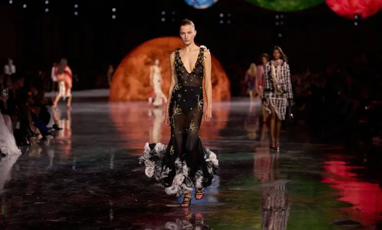 Matthieu Blazy își face debutul la Chanel cu o colecție care marchează o nouă eră a brandului