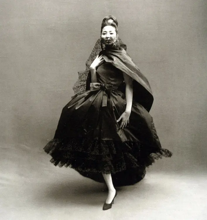Look creat de Yves Saint Laurent pentru Dior în 1959