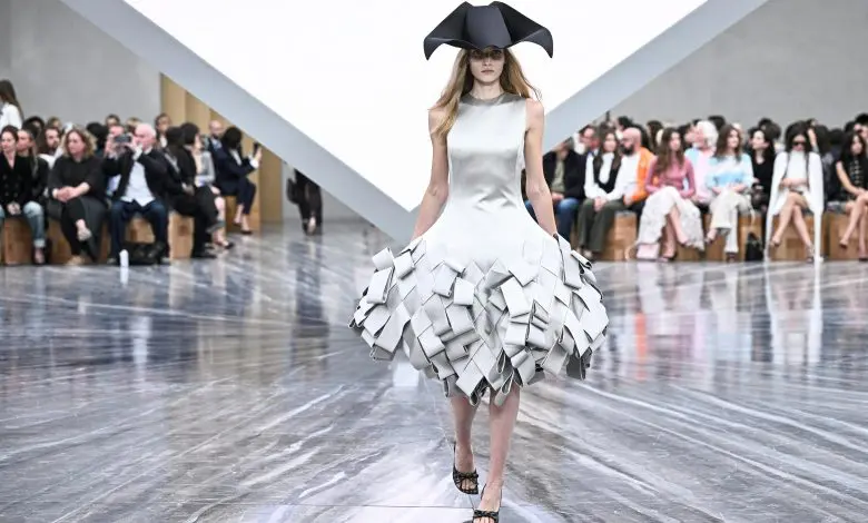 Jonathan Anderson și-a prezentat mult-așteptata colecție feminină de debut pentru Dior