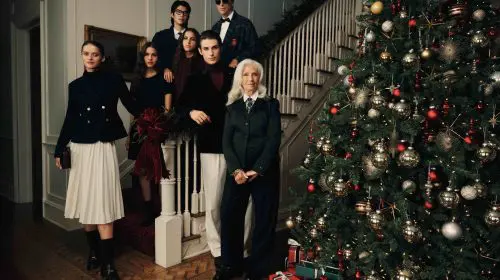 Tommy Hilfiger reinterpretează tradițiile sărbătorilor de iarnă în campania „A Hilfiger Holiday”