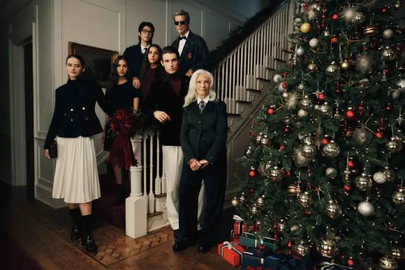 Tommy Hilfiger reinterpretează tradițiile sărbătorilor de iarnă în campania „A Hilfiger Holiday”