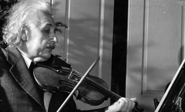 Vioara care a modelat geniul lui Einstein s-a vândut cu 1,1 milioane de dolari