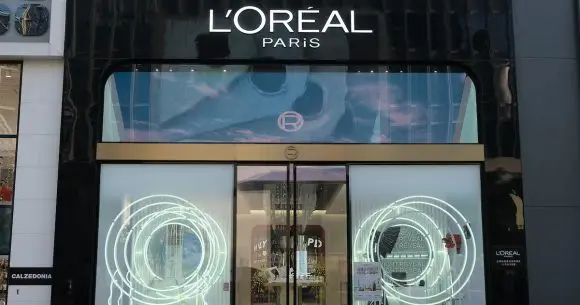 Kering și L’Oréal încheie un parteneriat care redefinește viitorul industriei de beauty și al wellnessului de lux