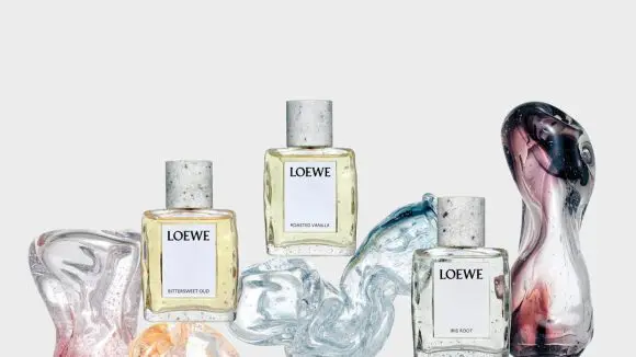 Loewe lansează o colecție de parfumuri care transformă notele clasice în artă contemporană
