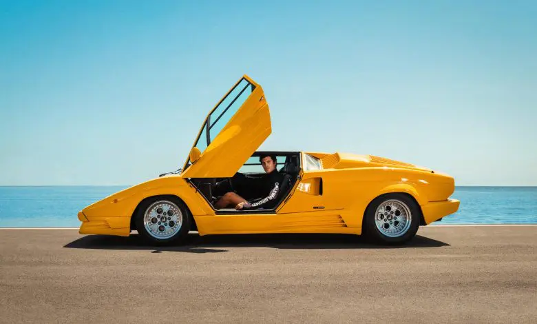 Automobili Lamborghini și Orlebar Brown vă invită la plajă