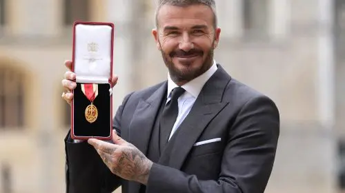 David Beckham a purtat un costum creat de soția sa, Victoria, pentru a-și accepta titlul de cavaler