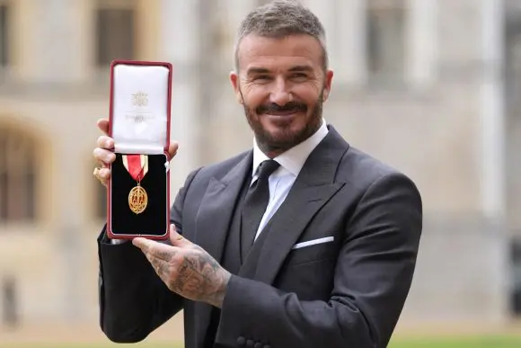 David Beckham a purtat un costum creat de soția sa, Victoria, pentru a-și accepta titlul de cavaler