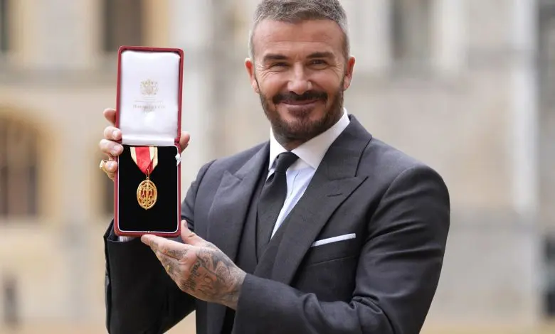 David Beckham a purtat un costum creat de soția sa, Victoria, pentru a-și accepta titlul de cavaler