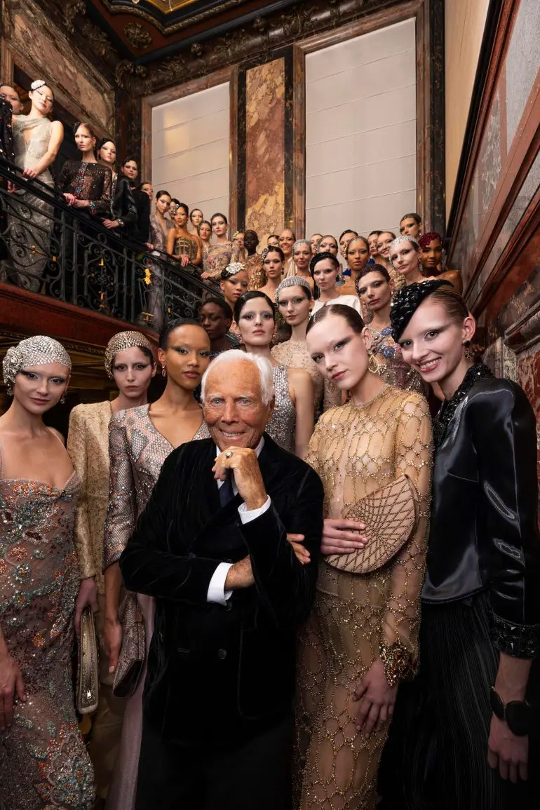 Giorgio Armani și modelele sale, după show-ul Armani Privé primăvară 2025