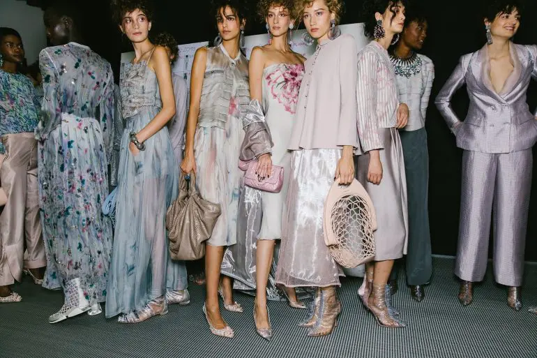 Modele în culisele show-ului Giorgio Armani primăvară 2019