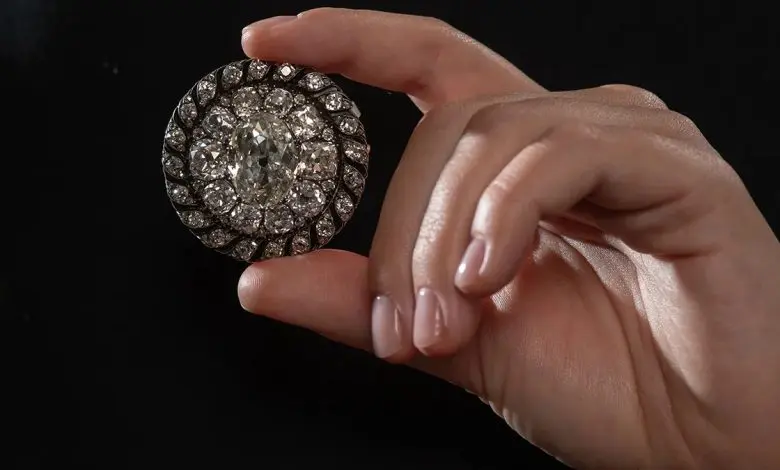 Broșa cu diamante a lui Napoleon de la Waterloo va fi scoasă la licitație