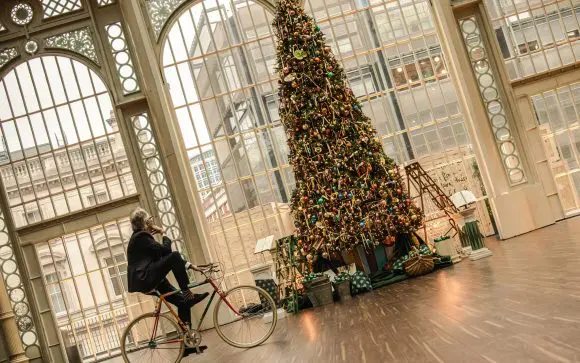 Royal Opera House din Londra colaborează cu designerul Paul Smith pentru o instalație de sărbători