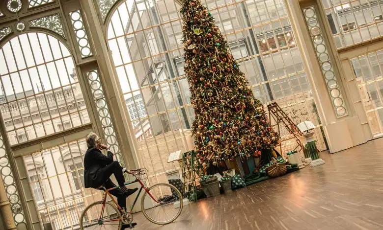 Royal Opera House din Londra colaborează cu designerul Paul Smith pentru o instalație de sărbători