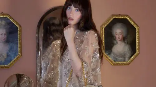 Dakota Johnson este starul campaniei Valentino Cruise 2026