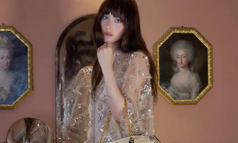 Dakota Johnson este starul campaniei Valentino Cruise 2026