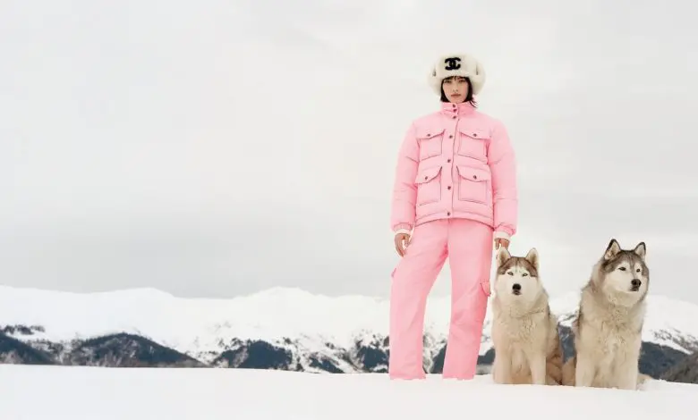 Chanel lansează Coco Neige 2026, o colecție potrivită atât pentru pârtie, cât și pentru viața în oraș