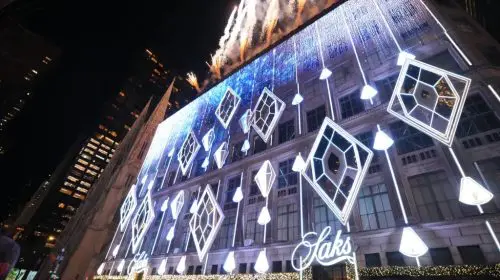 Saks Fifth Avenue readuce în prim-plan spectacolul său de lumini de sărbători în New York City