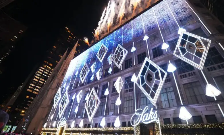 Saks Fifth Avenue readuce în prim-plan spectacolul său de lumini de sărbători în New York City