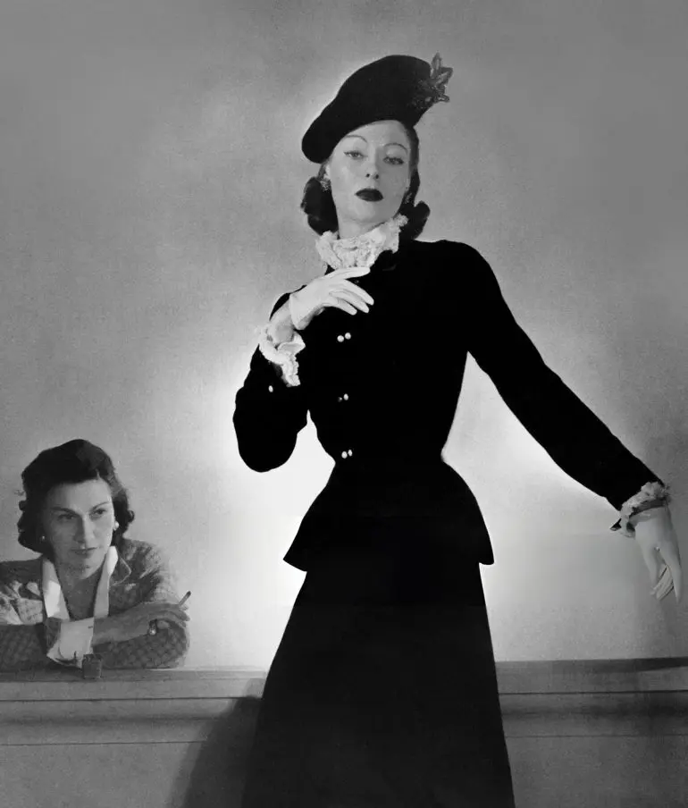 Coco Chanel alături de una dintre creațiile sale, 1939