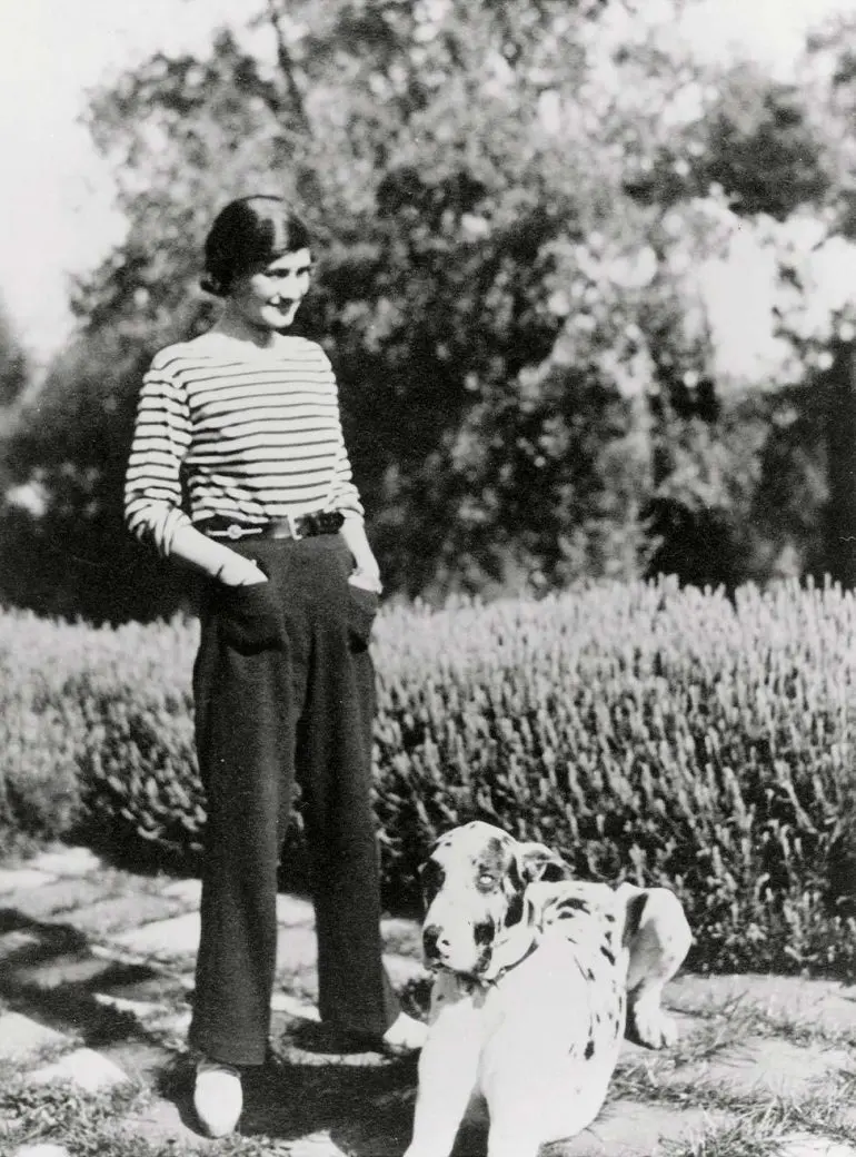 Coco Chanel și câinele său în grădina vilei La Pausa, 1930