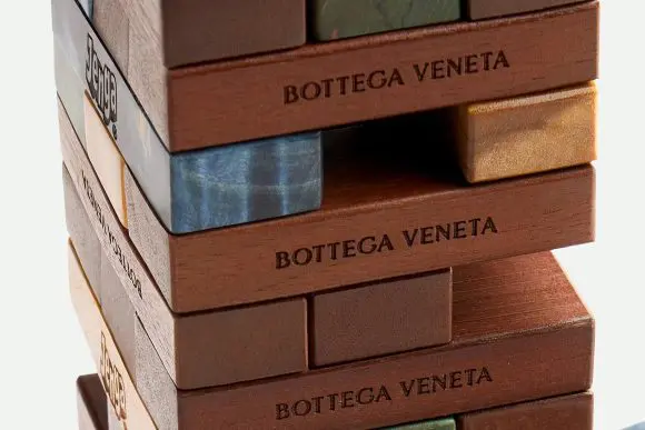 Bottega Veneta a lansat un joc jenga de 6.900 de dolari destinat adulților