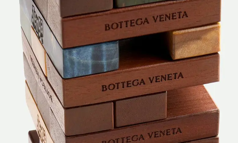 Bottega Veneta a lansat un joc jenga de 6.900 de dolari destinat adulților