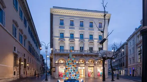 Fendi dezvăluie decorul de sărbători pentru vitrinele sale