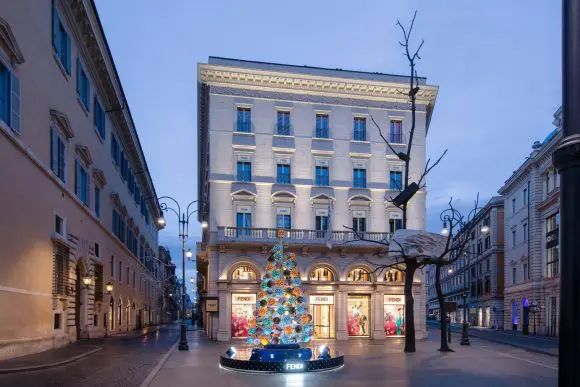 Fendi dezvăluie decorul de sărbători pentru vitrinele sale