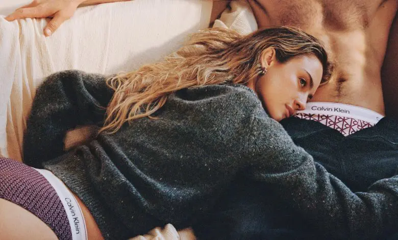 Calvin Klein lansează campania de Valentine’s Day „Our Calvins” cu actorii Grace Van Patten și Jackson White