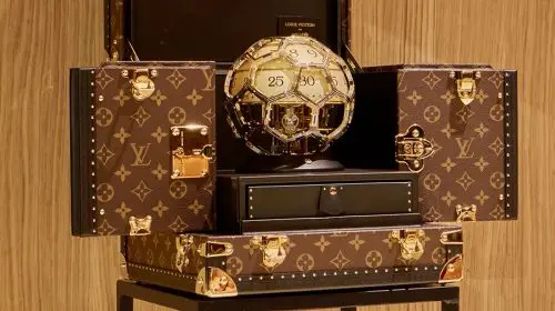 Louis Vuitton dezvăluie un ceas în formă de minge de fotbal pentru o licitație caritabilă