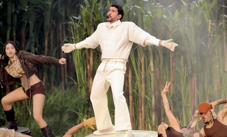 Bad Bunny a purtat Zara pentru performance-ul său de la Super Bowl