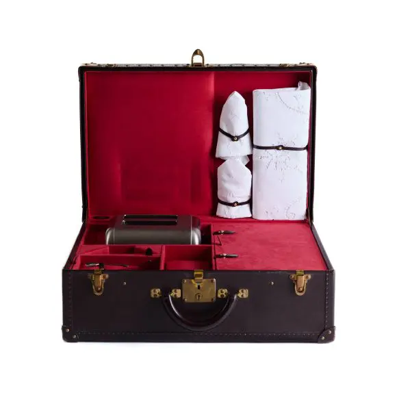 Servieta Louis Vuitton pentru mic dejun al lui Karl Lagerfeld ajunge la licitație