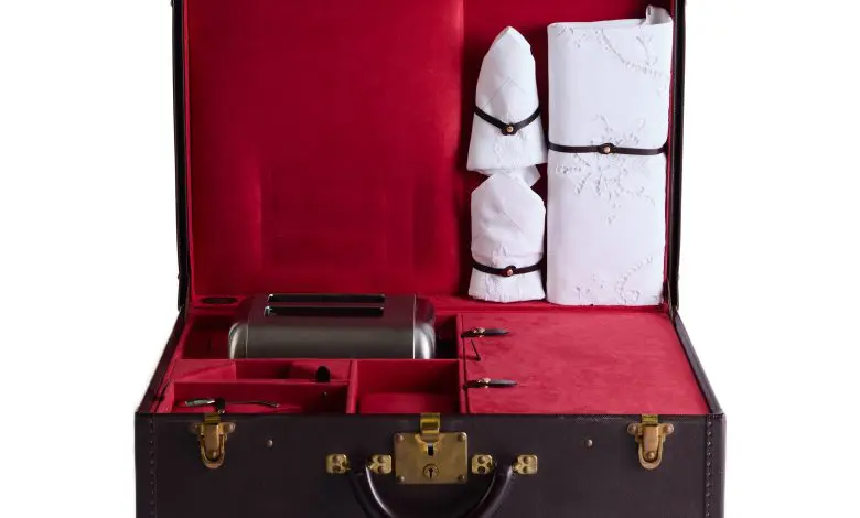 Servieta Louis Vuitton pentru mic dejun al lui Karl Lagerfeld ajunge la licitație