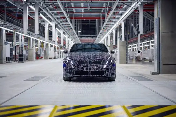 Primele vehicule de pre-serie pentru noul BMW i3 ies de pe linia de asamblare de la uzina din München