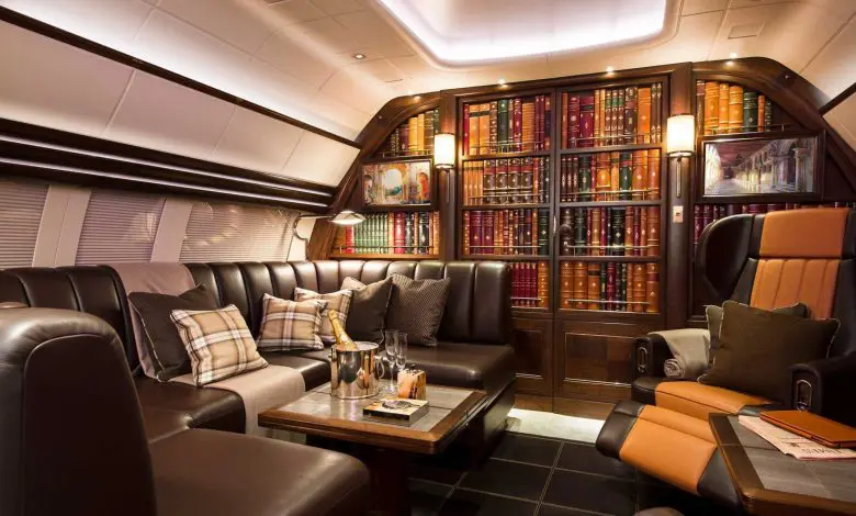 Un avion privat Airbus a fost renovat ca un adevărat lounge pentru gentlemeni