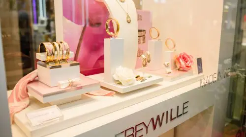 FREYWILLE lansează colecția Mucha Paris Pastel cu ocazia aniversării de 75 de ani