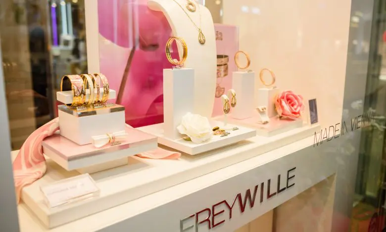 FREYWILLE lansează colecția Mucha Paris Pastel cu ocazia aniversării de 75 de ani