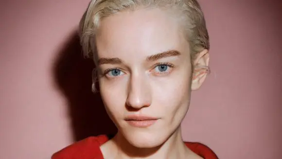 Actrița Julia Garner devine ambasador global de imagine pentru Loewe
