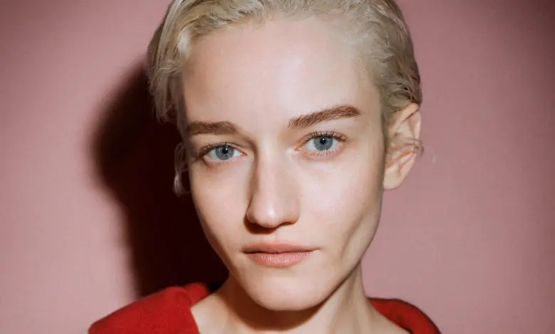 Actrița Julia Garner devine ambasador global de imagine pentru Loewe