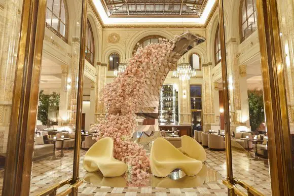 The Marmorosch Bucharest a inaugurat o instalație imersivă de primăvară