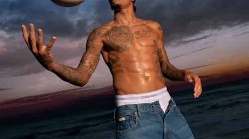 Raphinha, starul brazilian al fotbalului, apare în noua campanie de lenjerie intimă Calvin Klein