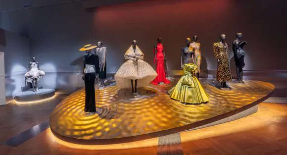 Prima expoziție Schiaparelli din Marea Britanie s-a deschis la Victoria and Albert Museum
