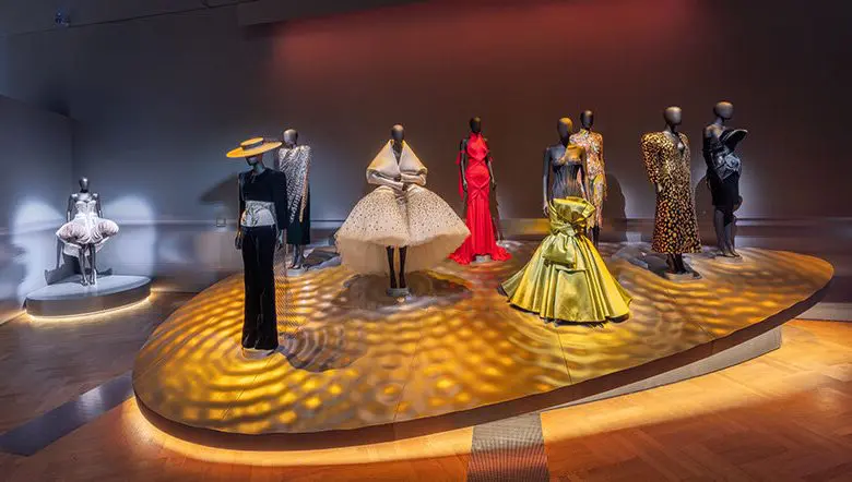 Prima expoziție Schiaparelli din Marea Britanie s-a deschis la Victoria and Albert Museum