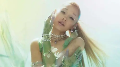 Ariana Grande lansează o nouă colecție de bijuterii în colaborare cu Swarovski