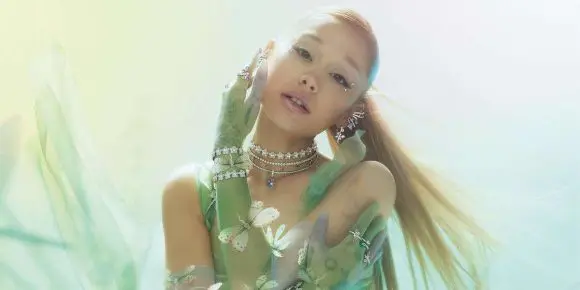 Ariana Grande lansează o nouă colecție de bijuterii în colaborare cu Swarovski