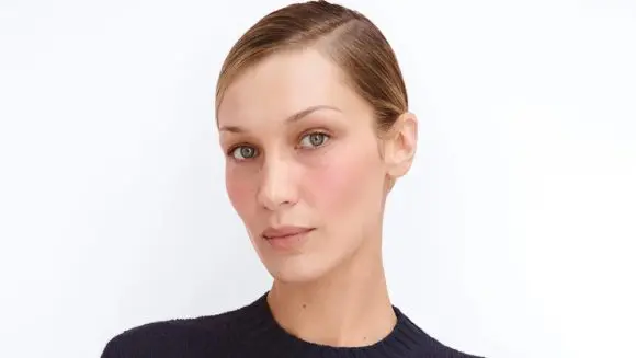 Bella Hadid devine primul brand ambassador al Prada Beauty