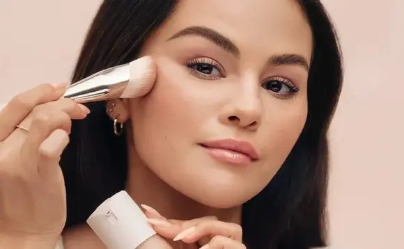 Rare Beauty lansează fondul de ten True To Myself